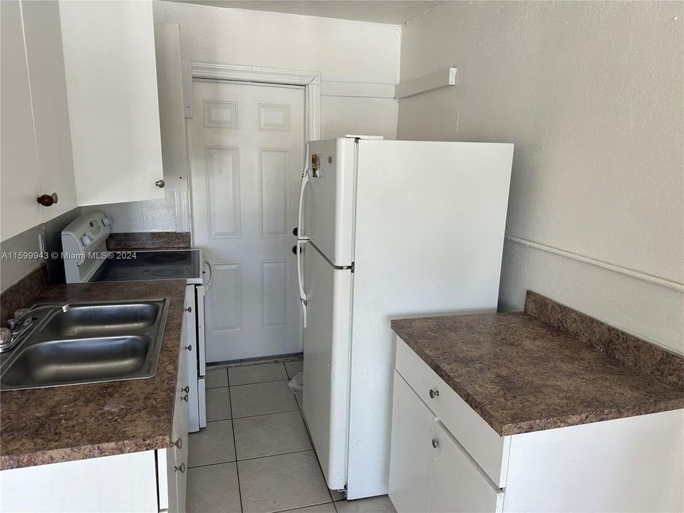 For Rent: $1,350 (1 beds, 1 baths, 2183 Square Feet)