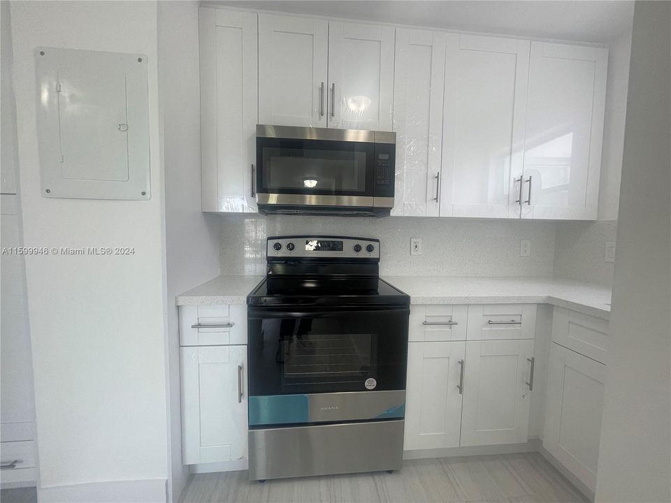 Active With Contract: $265,000 (1 beds, 1 baths, 620 Square Feet)