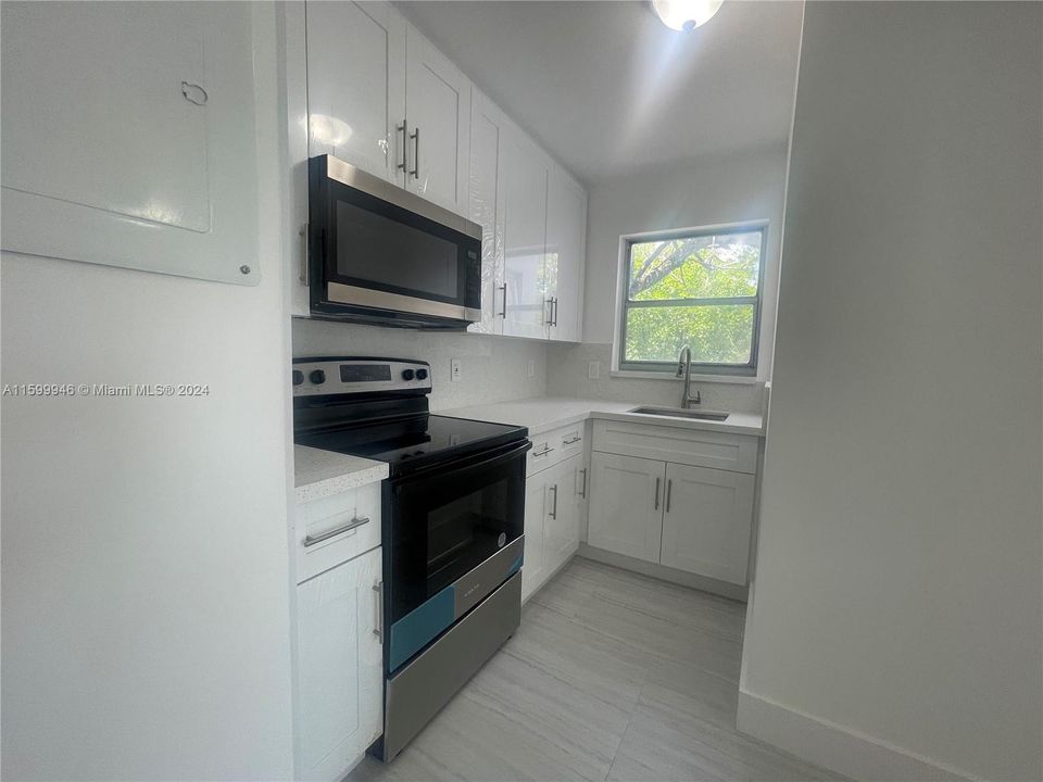 Active With Contract: $265,000 (1 beds, 1 baths, 620 Square Feet)