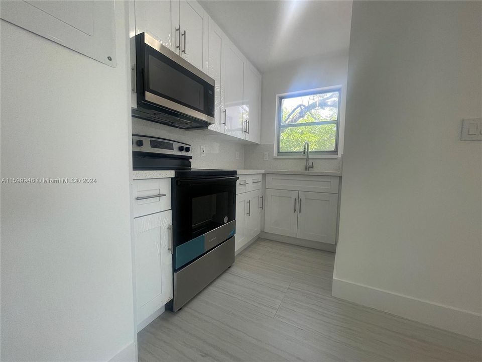 Active With Contract: $265,000 (1 beds, 1 baths, 620 Square Feet)