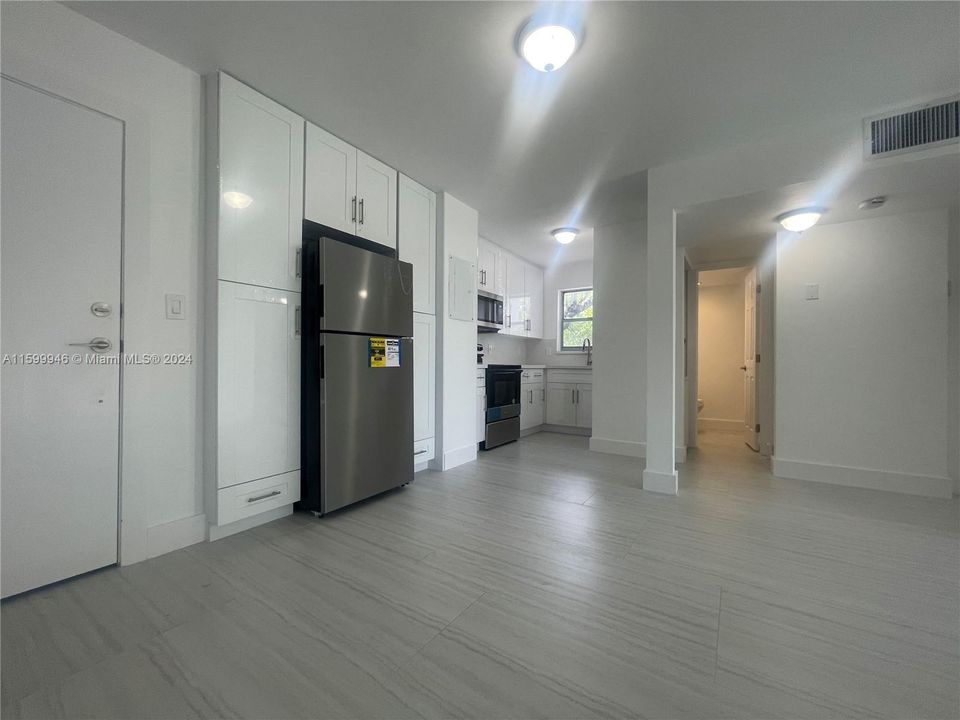 Active With Contract: $265,000 (1 beds, 1 baths, 620 Square Feet)