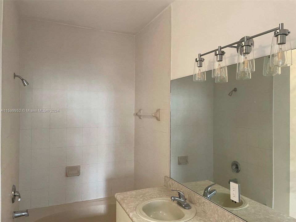 最近租的: $2,550 (3 贝兹, 2 浴室, 1340 平方英尺)