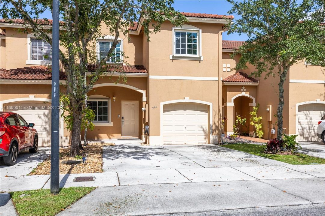 Active With Contract: $3,500 (3 beds, 2 baths, 1608 Square Feet)