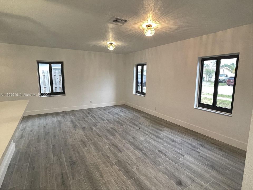 Recently Sold: $525,000 (3 beds, 2 baths, 1542 Square Feet)