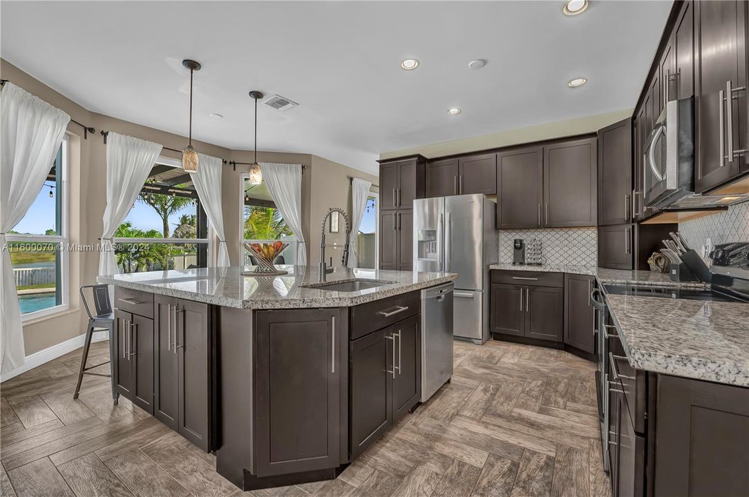 For Sale: $1,049,000 (4 beds, 2 baths, 2940 Square Feet)