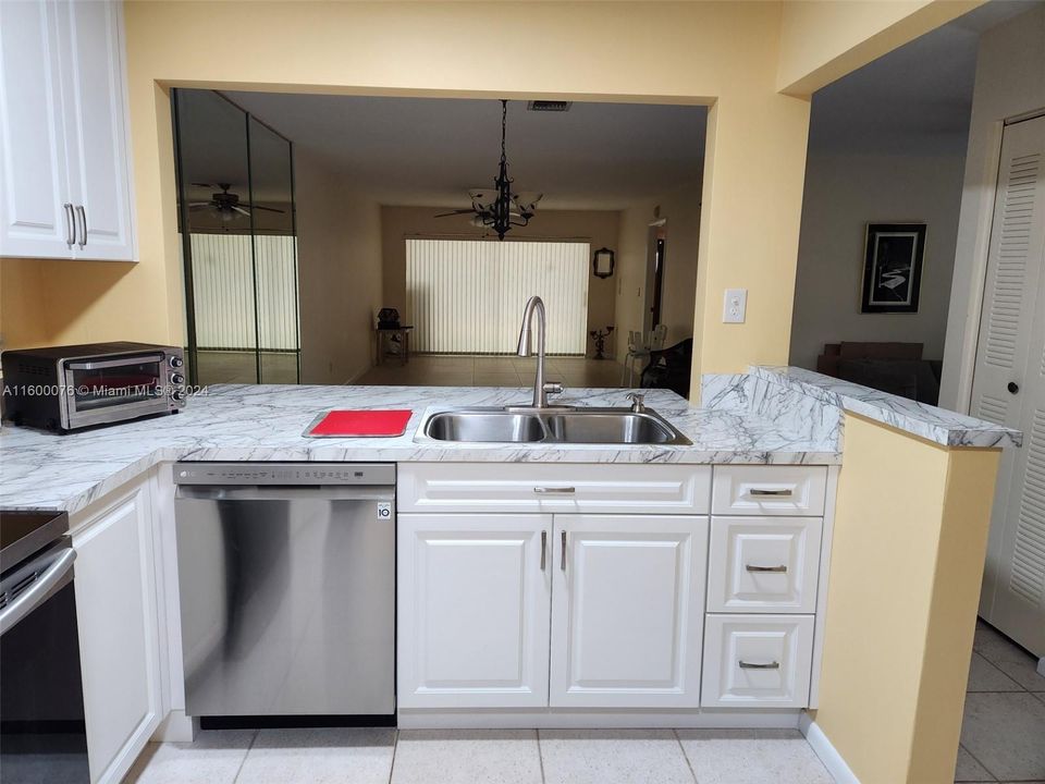 For Sale: $219,900 (2 beds, 2 baths, 1336 Square Feet)