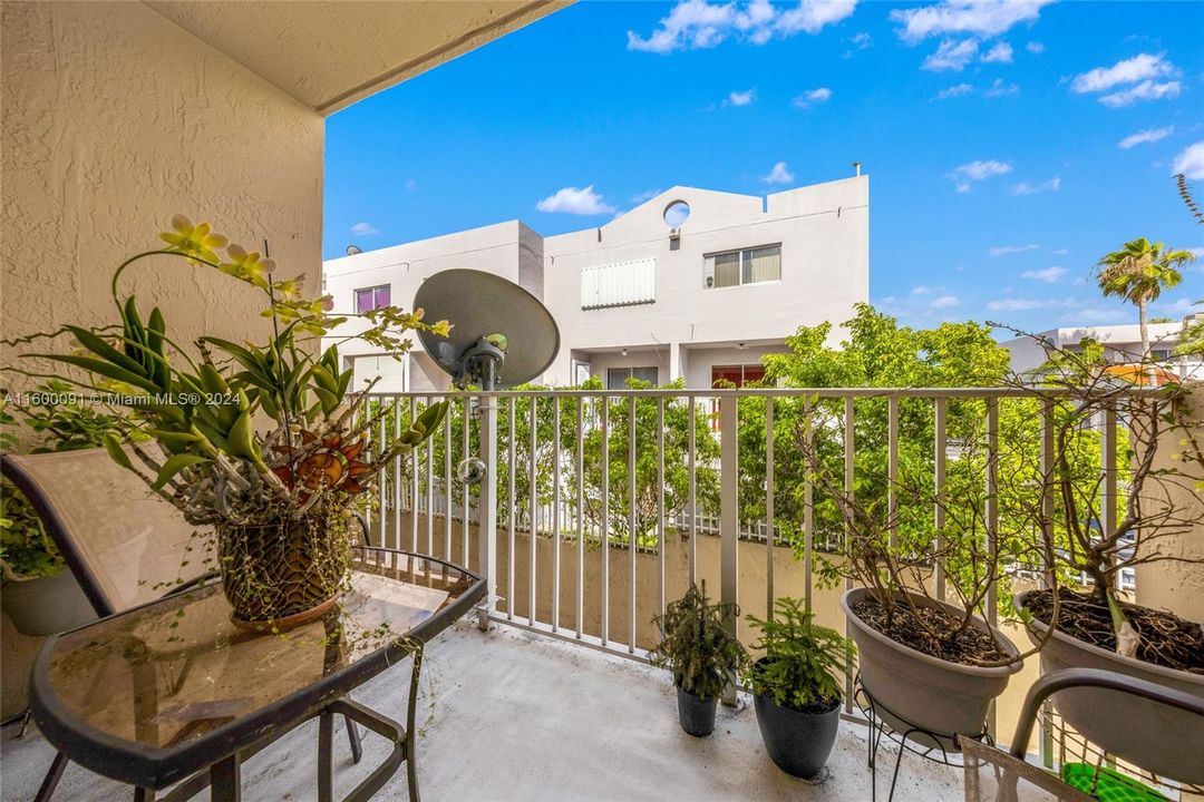 Active With Contract: $285,000 (2 beds, 1 baths, 960 Square Feet)