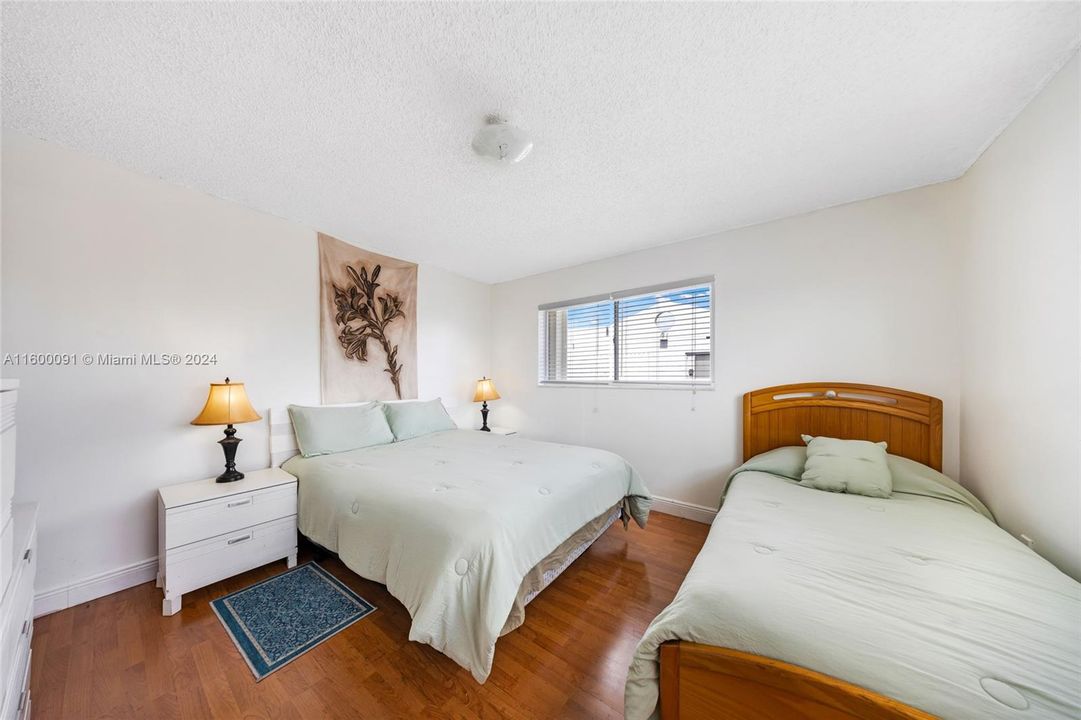 Active With Contract: $285,000 (2 beds, 1 baths, 960 Square Feet)