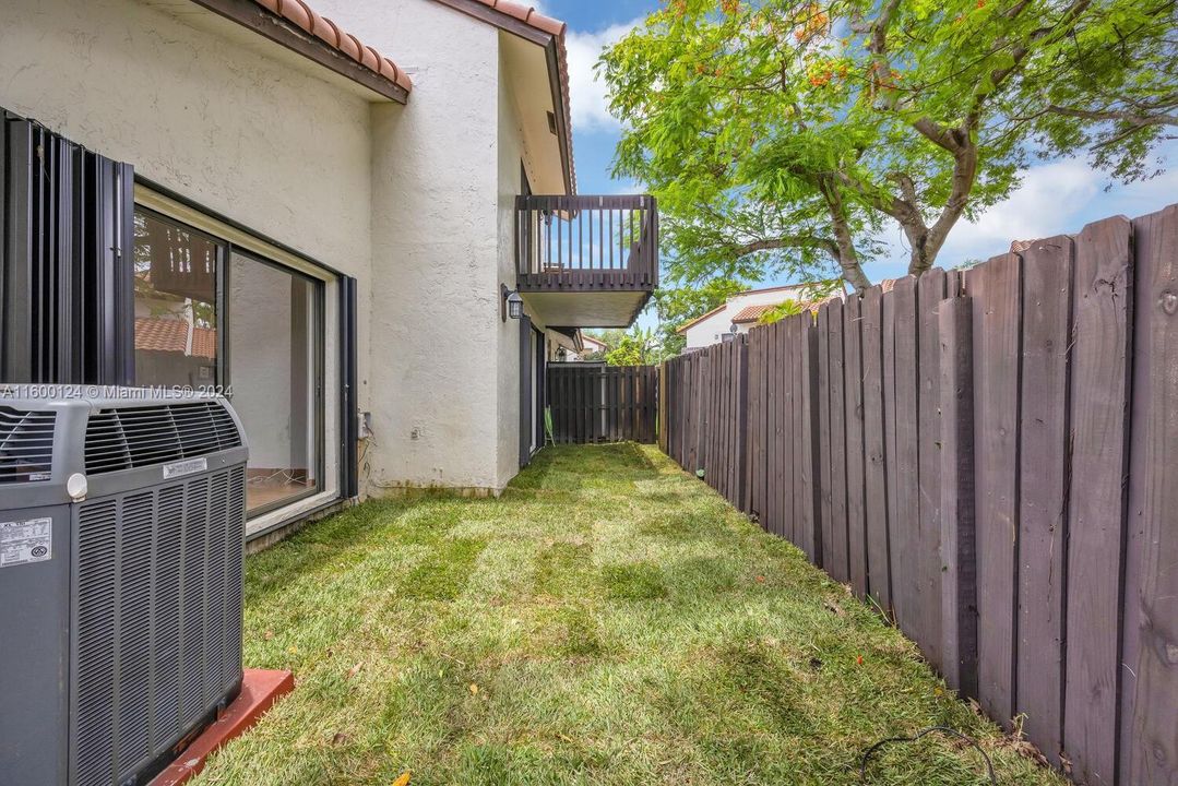 For Sale: $359,000 (2 beds, 1 baths, 1010 Square Feet)