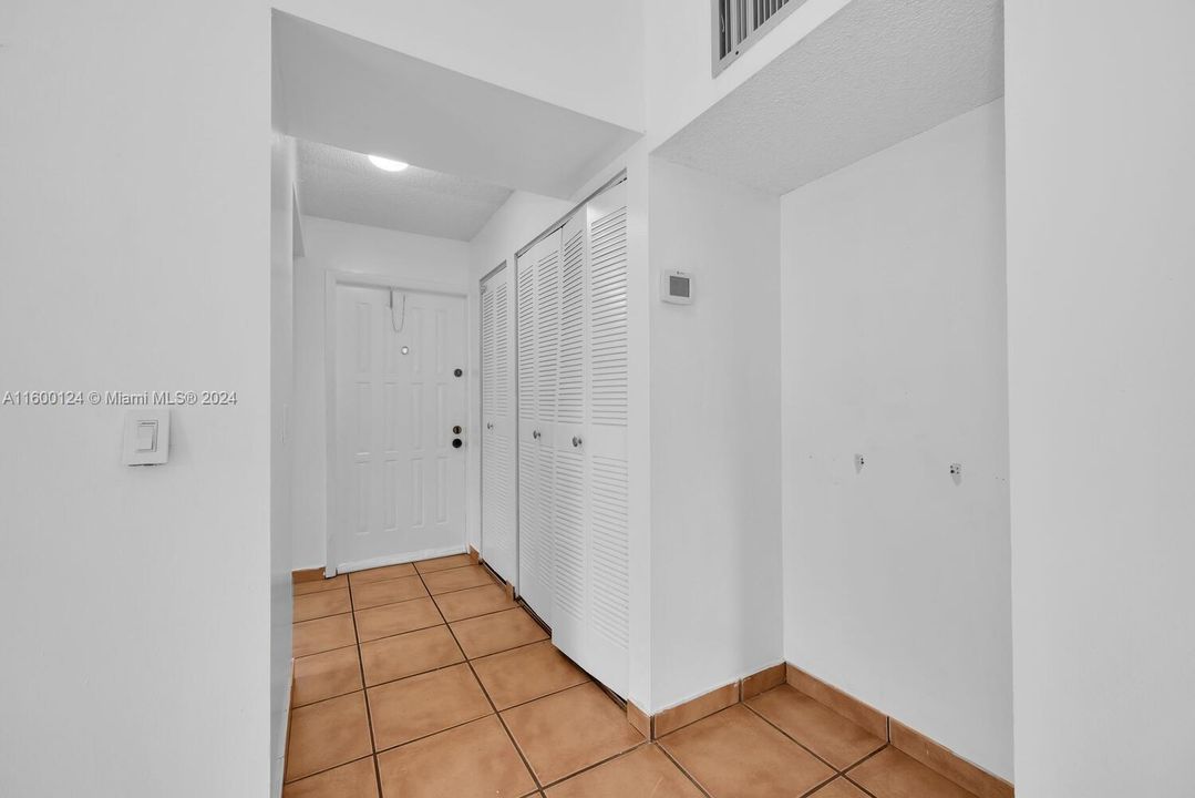 For Sale: $359,000 (2 beds, 1 baths, 1010 Square Feet)