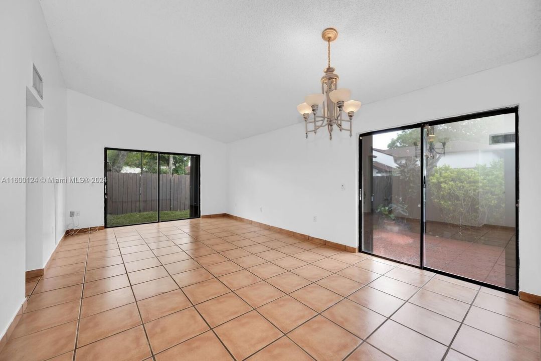 For Sale: $359,000 (2 beds, 1 baths, 1010 Square Feet)