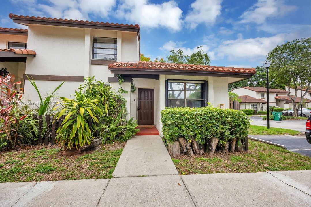 For Sale: $359,000 (2 beds, 1 baths, 1010 Square Feet)