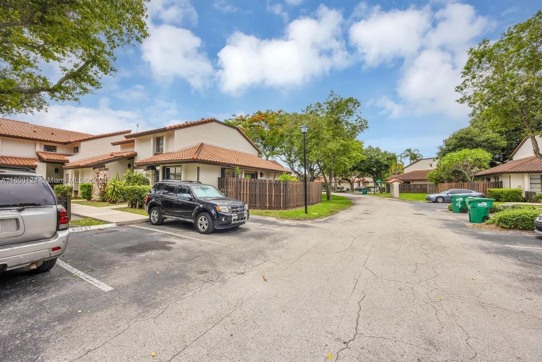 For Sale: $359,000 (2 beds, 1 baths, 1010 Square Feet)