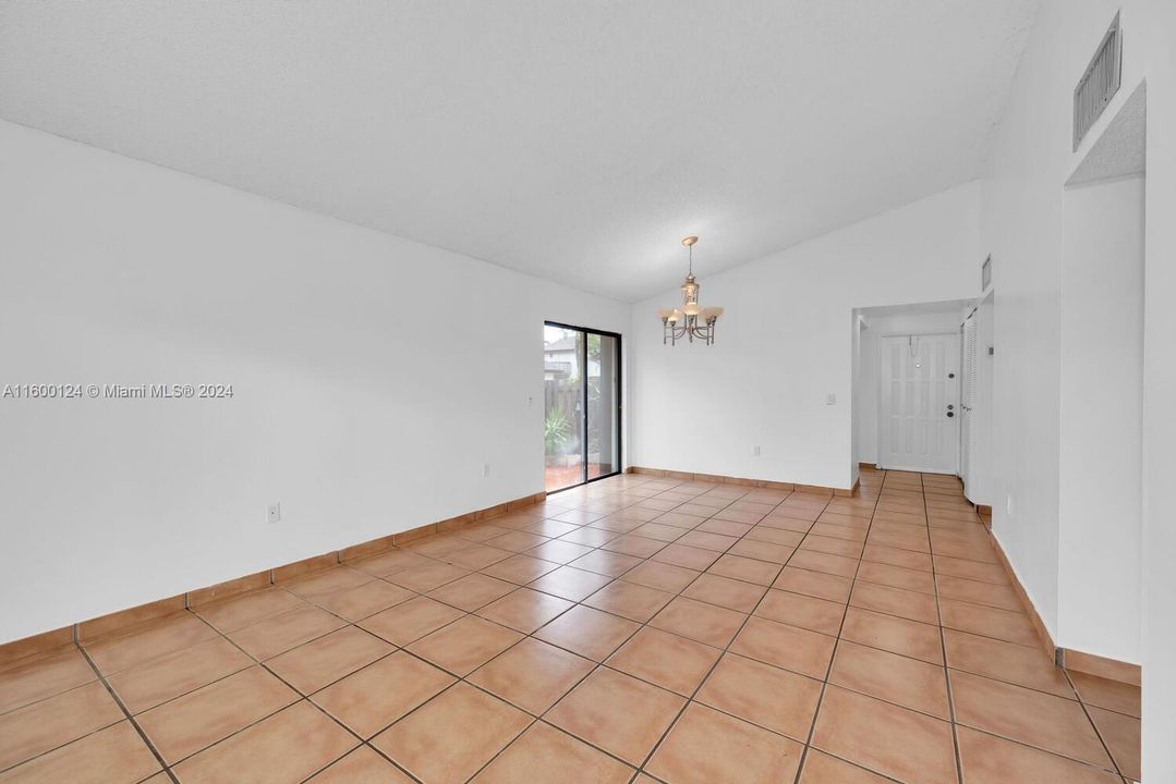 For Sale: $359,000 (2 beds, 1 baths, 1010 Square Feet)