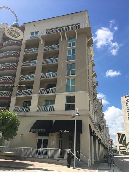 Active With Contract: $2,500 (1 beds, 1 baths, 941 Square Feet)