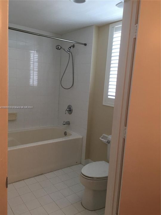 Active With Contract: $2,500 (1 beds, 1 baths, 941 Square Feet)