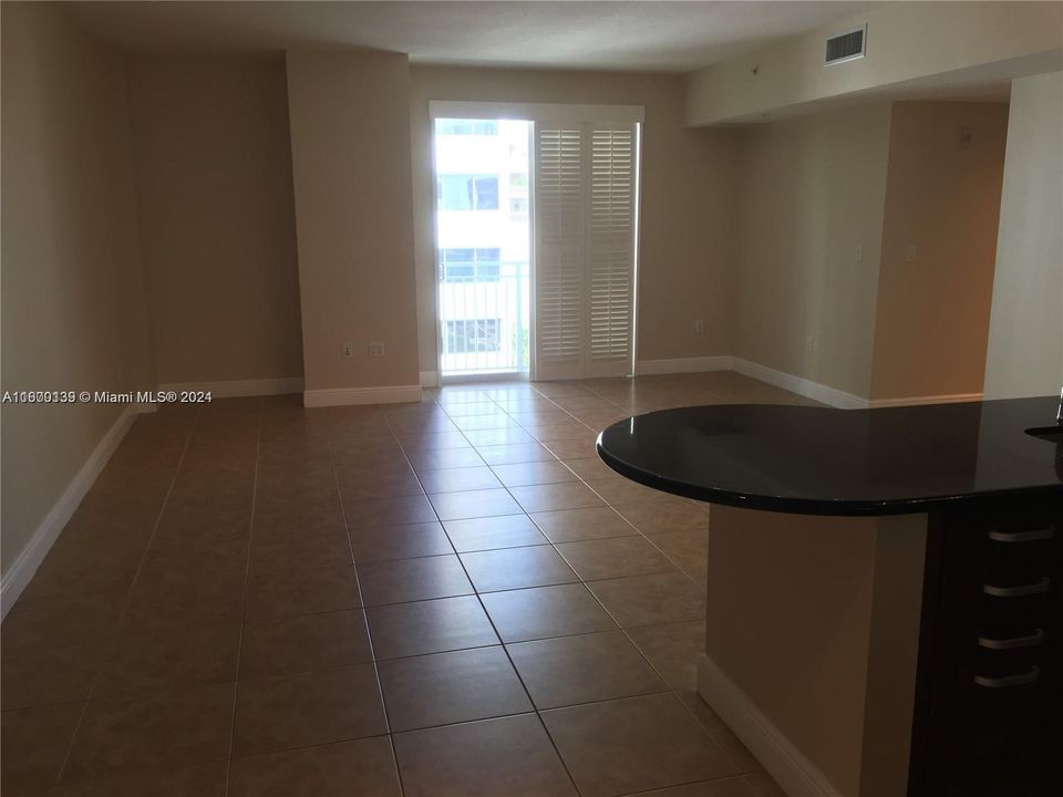 Active With Contract: $2,500 (1 beds, 1 baths, 941 Square Feet)