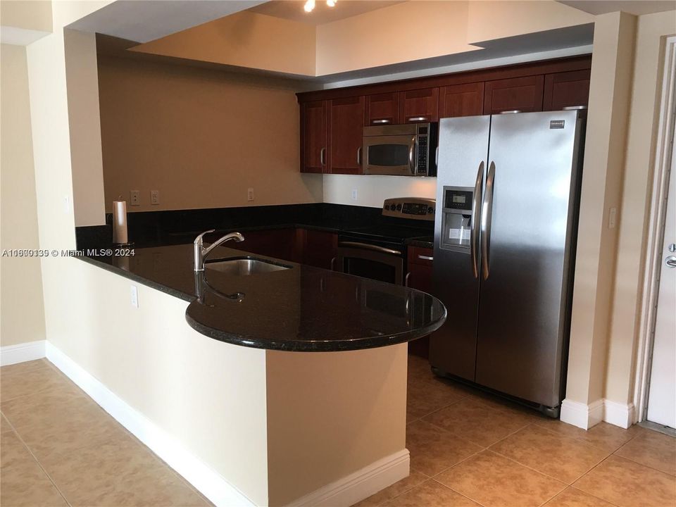Active With Contract: $2,500 (1 beds, 1 baths, 941 Square Feet)