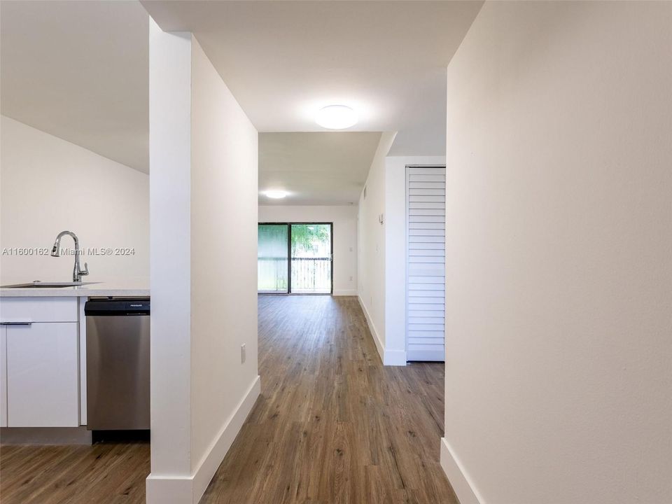 Active With Contract: $2,250 (2 beds, 2 baths, 986 Square Feet)