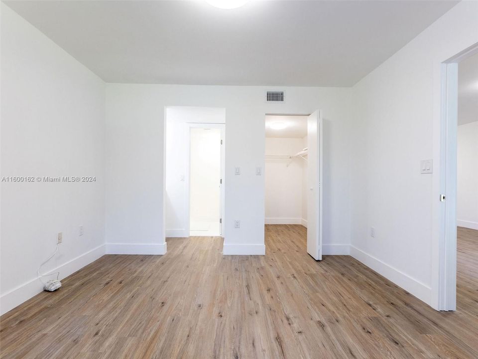 Active With Contract: $2,250 (2 beds, 2 baths, 986 Square Feet)