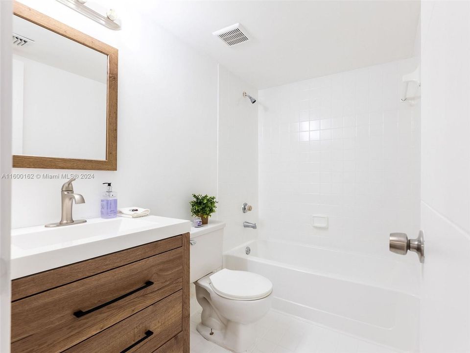 Active With Contract: $2,250 (2 beds, 2 baths, 986 Square Feet)