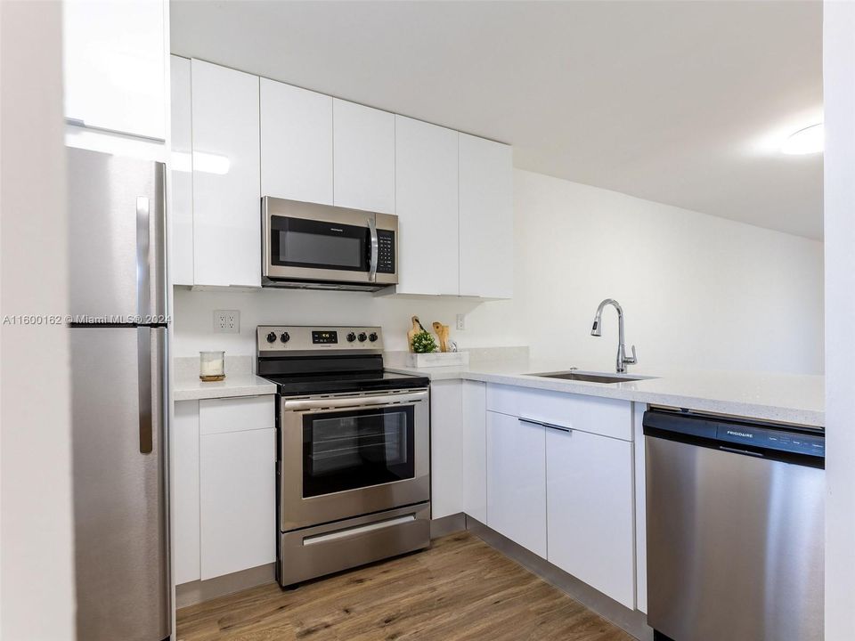 Active With Contract: $2,250 (2 beds, 2 baths, 986 Square Feet)