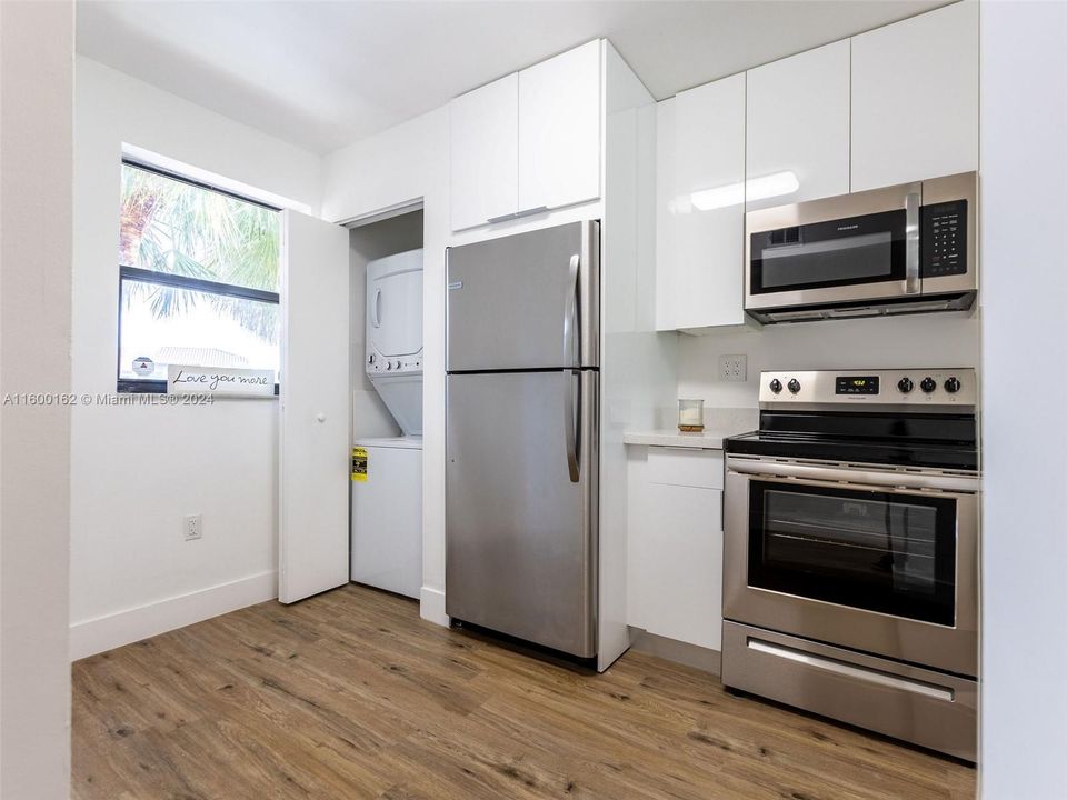 Active With Contract: $2,250 (2 beds, 2 baths, 986 Square Feet)