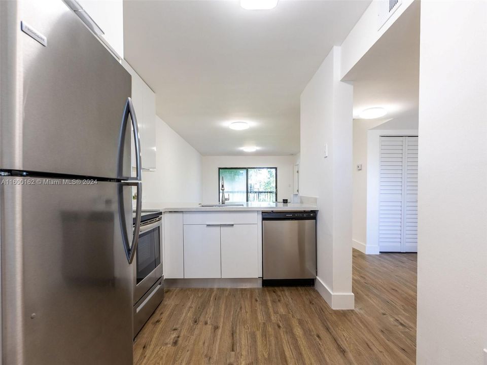 Active With Contract: $2,250 (2 beds, 2 baths, 986 Square Feet)