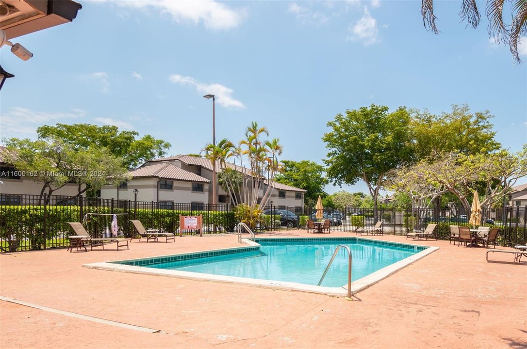 Active With Contract: $2,250 (2 beds, 2 baths, 986 Square Feet)