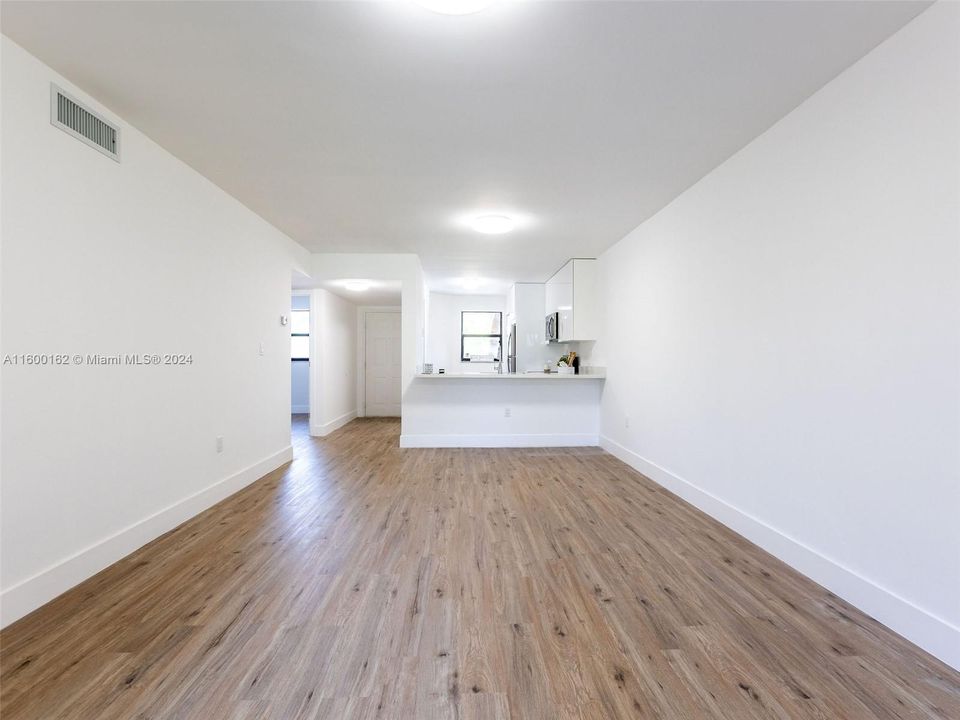 Active With Contract: $2,250 (2 beds, 2 baths, 986 Square Feet)