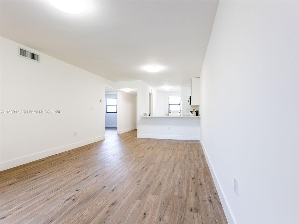 Active With Contract: $2,250 (2 beds, 2 baths, 986 Square Feet)