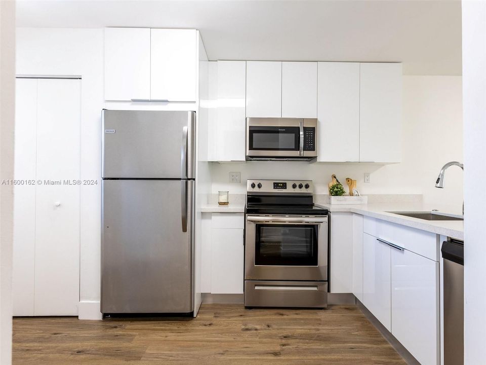 Active With Contract: $2,250 (2 beds, 2 baths, 986 Square Feet)