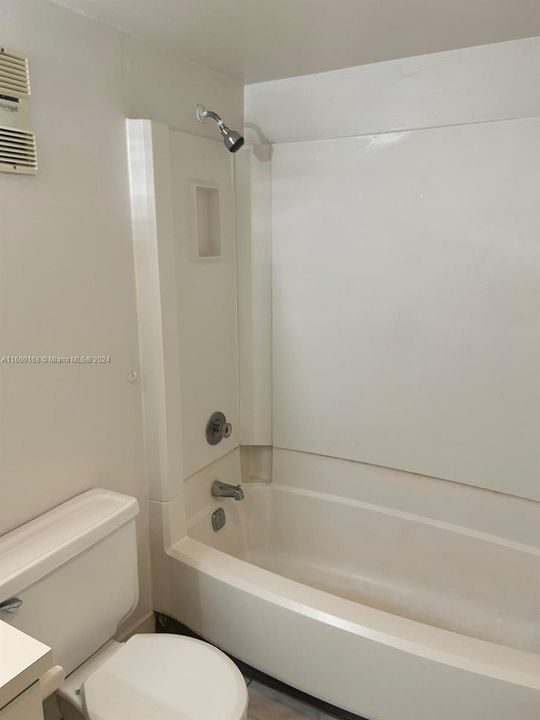 Active With Contract: $1,800 (2 beds, 2 baths, 873 Square Feet)