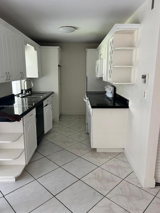 Active With Contract: $1,800 (2 beds, 2 baths, 873 Square Feet)