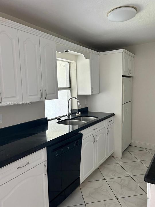 Active With Contract: $1,800 (2 beds, 2 baths, 873 Square Feet)
