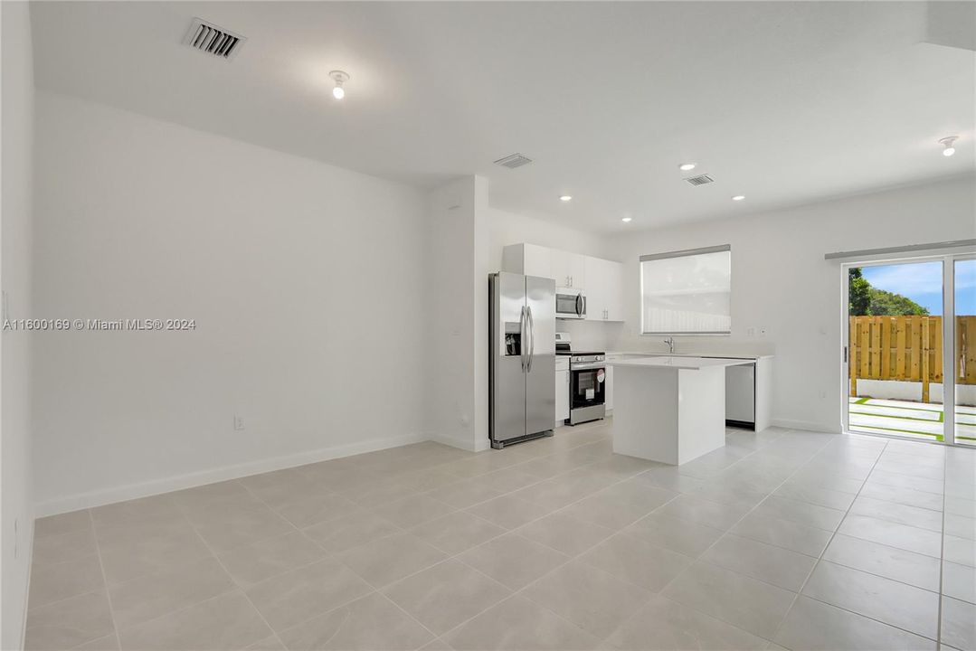 Active With Contract: $2,800 (3 beds, 3 baths, 1400 Square Feet)