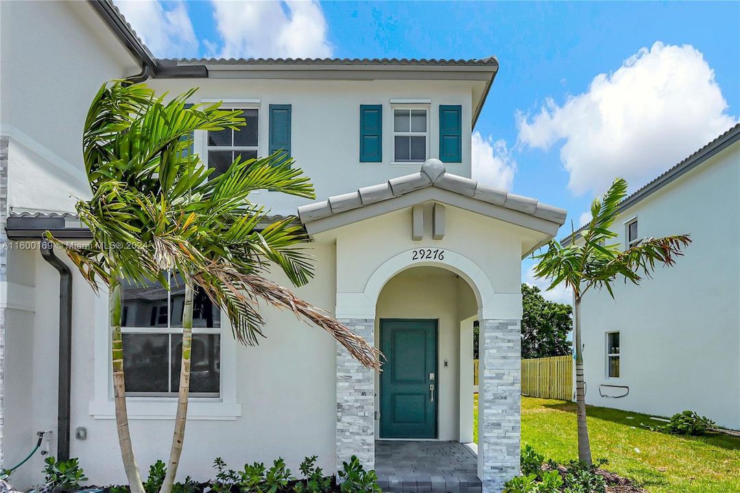 Active With Contract: $2,800 (3 beds, 3 baths, 1400 Square Feet)