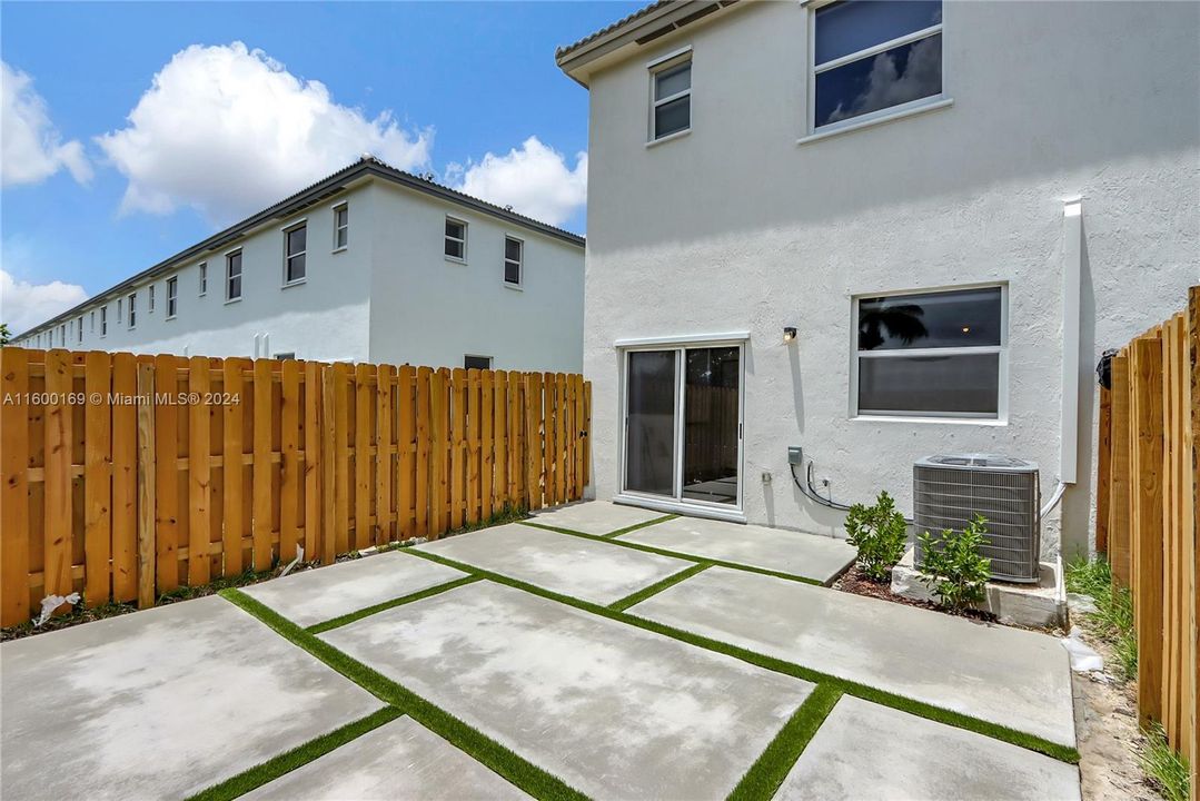 Active With Contract: $2,800 (3 beds, 3 baths, 1400 Square Feet)