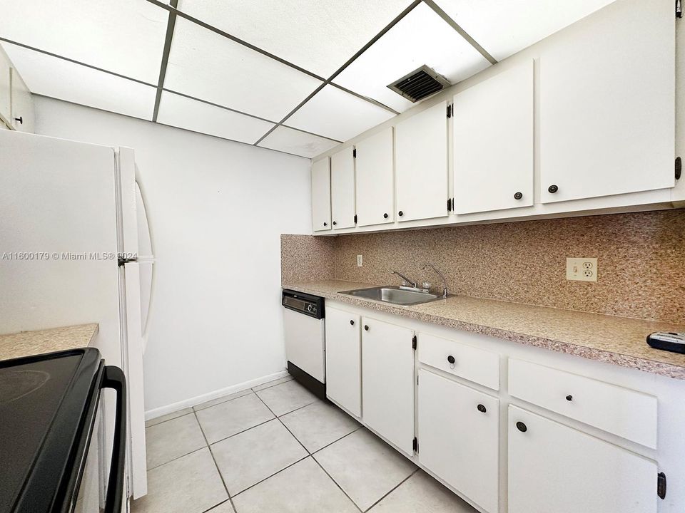 For Sale: $138,900 (1 beds, 1 baths, 811 Square Feet)