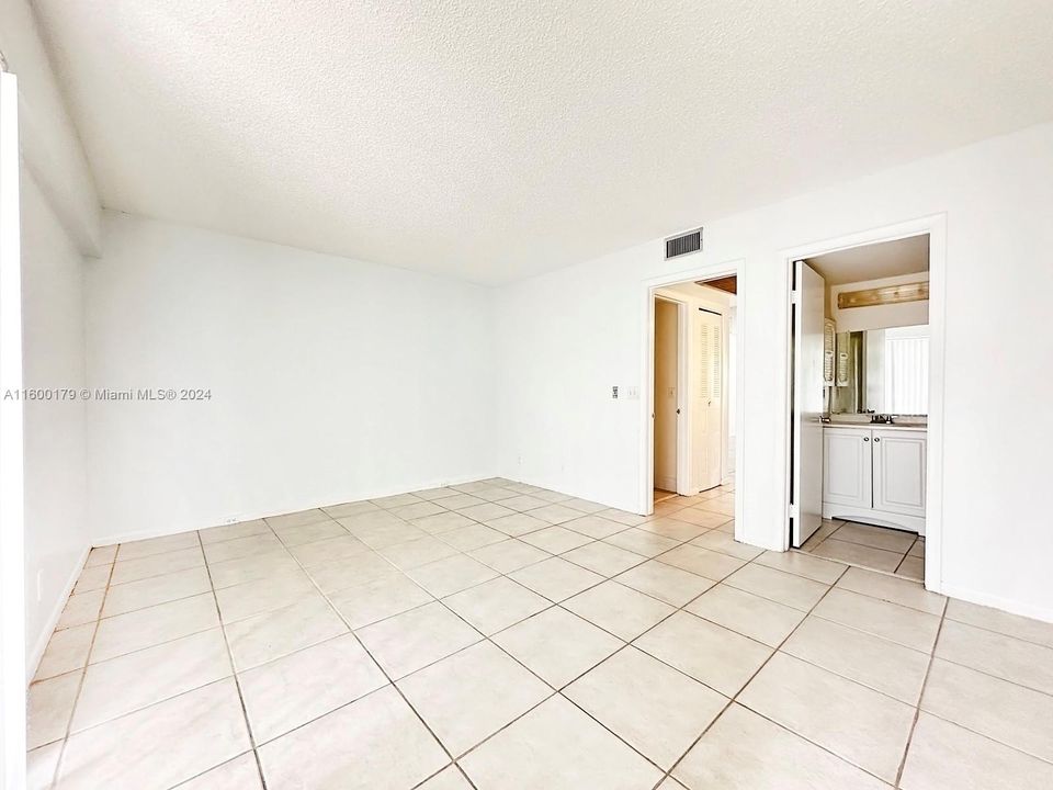 For Sale: $138,900 (1 beds, 1 baths, 811 Square Feet)