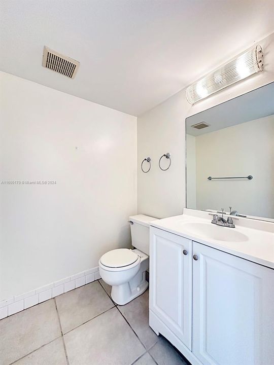 For Sale: $138,900 (1 beds, 1 baths, 811 Square Feet)