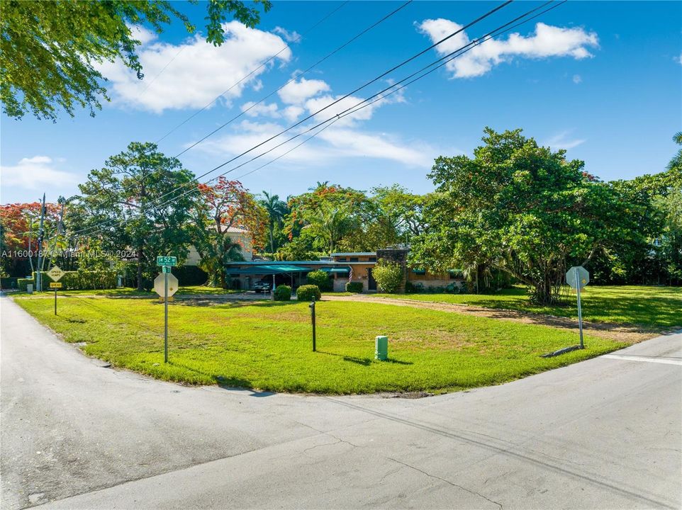 Active With Contract: $2,900,069 (2 beds, 2 baths, 1971 Square Feet)