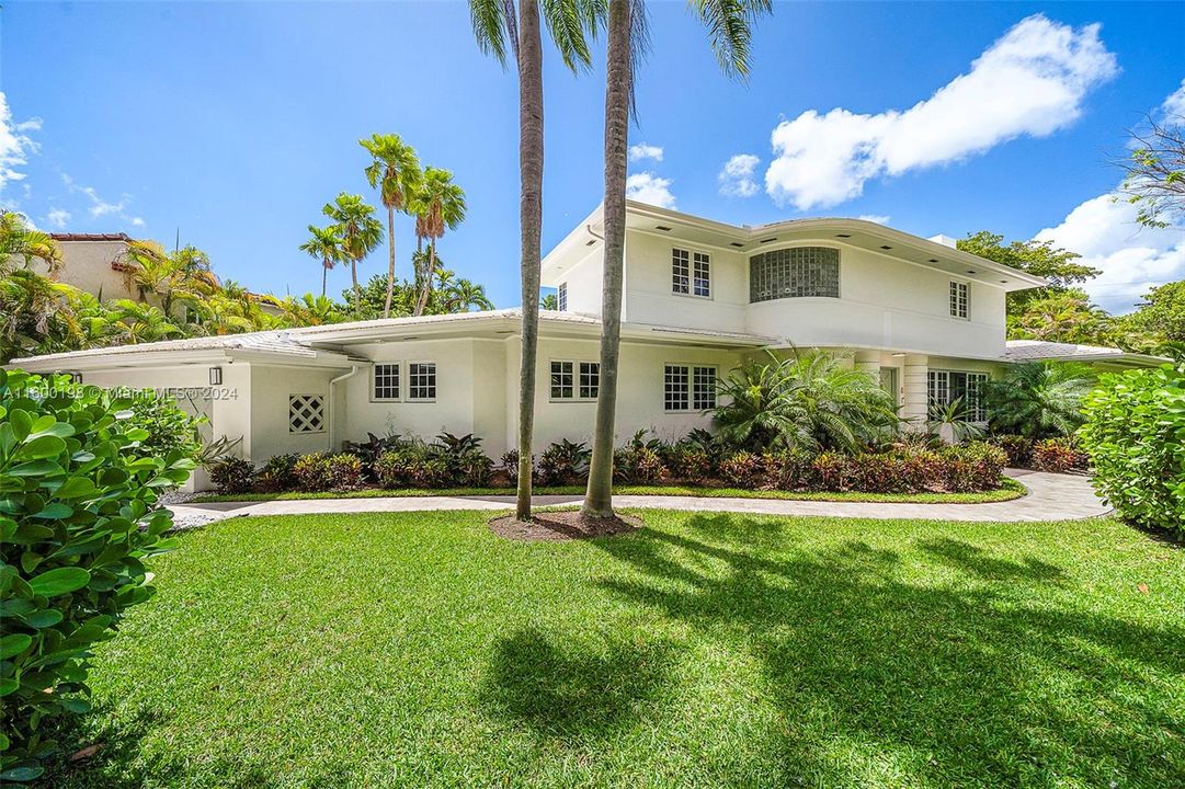 Active With Contract: $3,395,000 (4 beds, 3 baths, 3722 Square Feet)