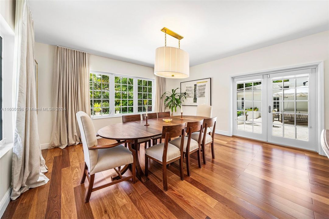 Active With Contract: $3,395,000 (4 beds, 3 baths, 3722 Square Feet)