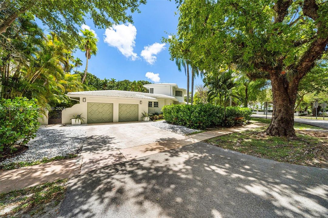 Active With Contract: $3,395,000 (4 beds, 3 baths, 3722 Square Feet)