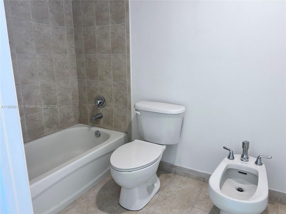 Active With Contract: $3,100 (3 beds, 2 baths, 1270 Square Feet)