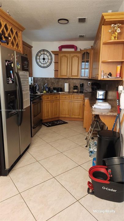 Active With Contract: $2,650 (2 beds, 1 baths, 1688 Square Feet)