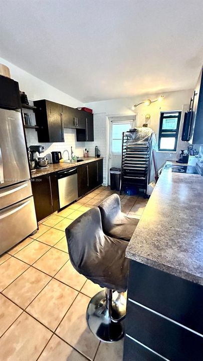 Active With Contract: $475,900 (3 beds, 2 baths, 1456 Square Feet)