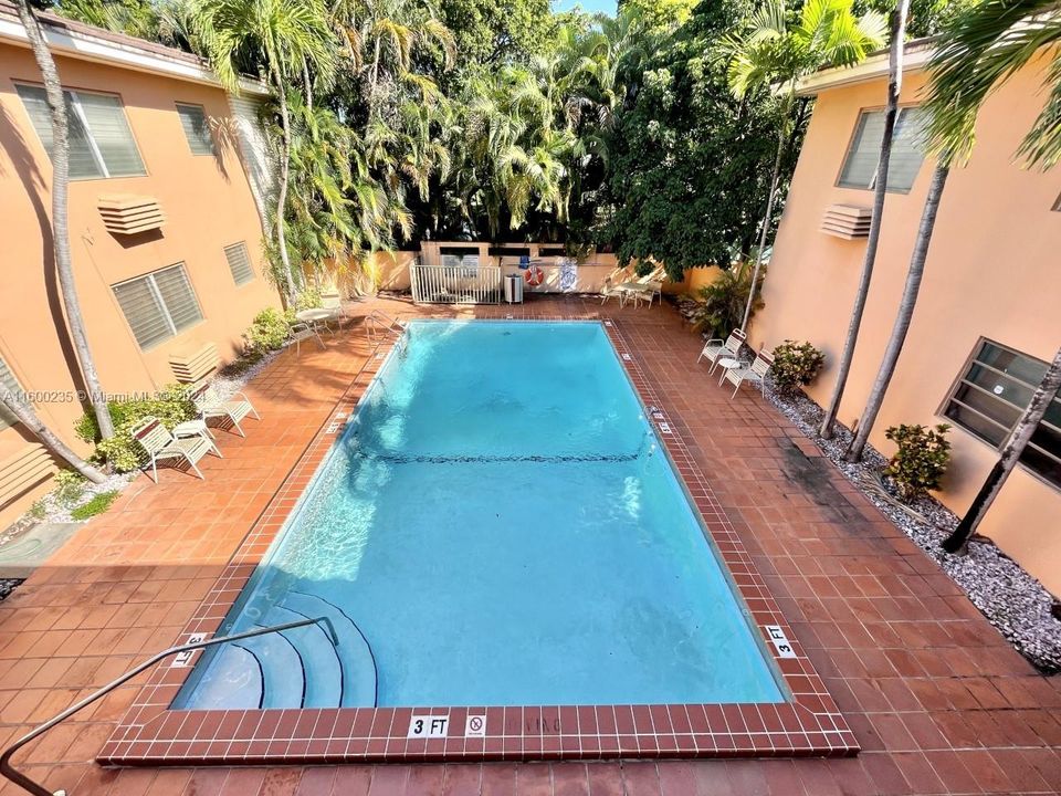 Active With Contract: $1,975 (1 beds, 1 baths, 700 Square Feet)