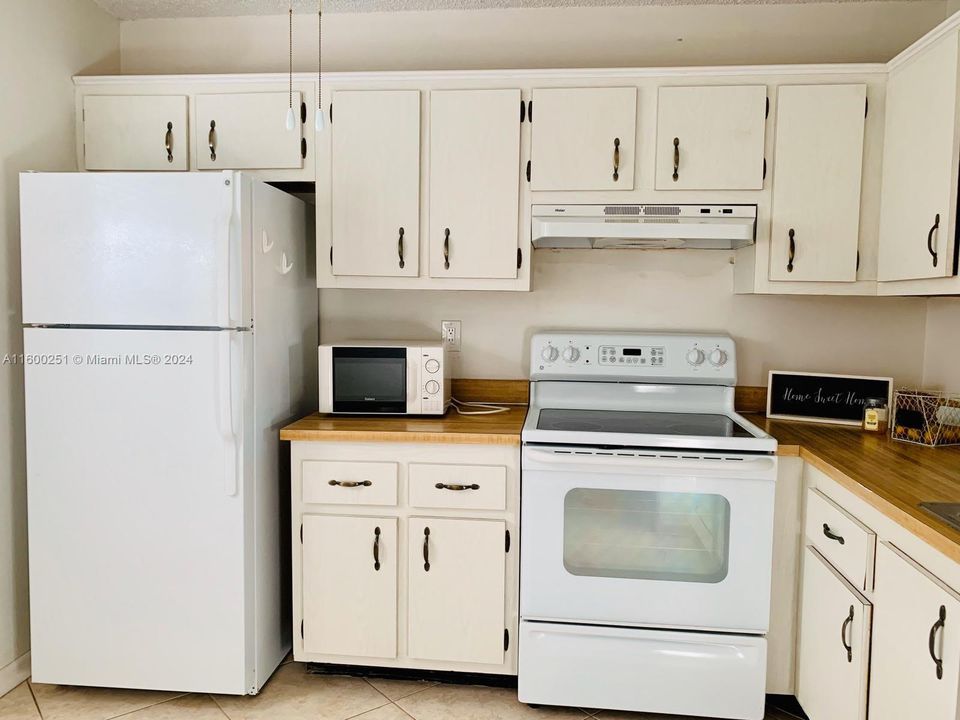 For Sale: $155,000 (1 beds, 1 baths, 830 Square Feet)